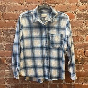 Universal Thread Women's Flannel Button Down Shirt - Blue/White/Black - M